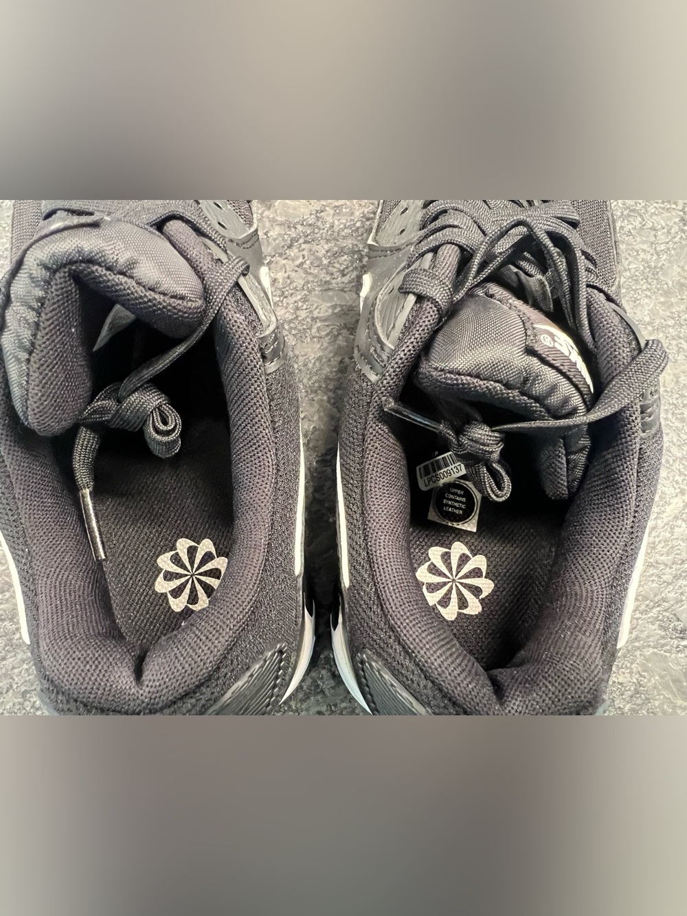 Nike Air Max Woman’s Black & White Low-Top Sneakers size 9.5 - Picture 4 of 9
